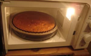 How to bake a cake in the microwave without convection